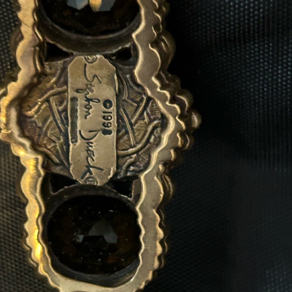 Elegant carved gemstone bracelet with brass links and toggle close - Picture 6 of 6